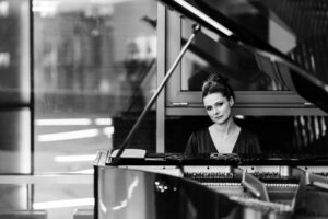 Подробнее о статье Юлия Вострилова: «Мы очень счастливые… Мы работаем с Михалковым»