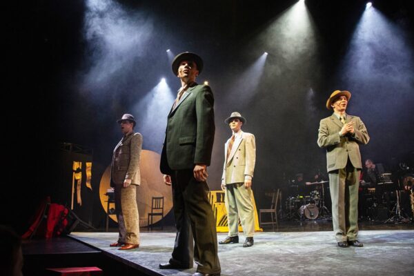 Маяковский навсегда. В Театре Терезы Дуровой раскроили Маяковского, чтобы признаться ему в любви