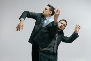 Подробнее о статье <strong>«За дверью бессмысленно всё, особенно – возглас счастья». Спектакль «Наедине с собой», Театр «Практика»</strong>