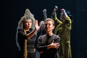 Подробнее о статье Премьера в театре «Современник». Спектакль «Мещане». Фоторепортаж