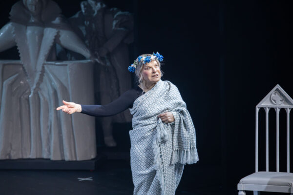 Людмила Максакова в спектакле «Королева-мать», Театр Вахтангова