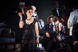 Подробнее о статье «Подозрительная квартирка. Всё как будто тихо, мирно. А вот не нравится». Спектакль «Зойкина квартира» в Театре имени Пушкина