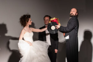 Подробнее о статье Неугомонный барон или как жениться во второй раз при живой жене? Спектакль «Мюнхгаузен. Первая серия», Театр «И-ОН»