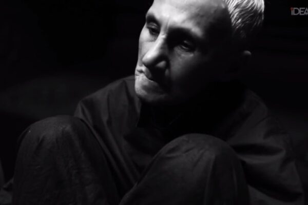 «Если вы увидите его, скажите, что я по нему очень скучаю». Спектакль «Бродячая. Бездомная. Дохлая собака» на международном фестивале Onlife iDEA Fest