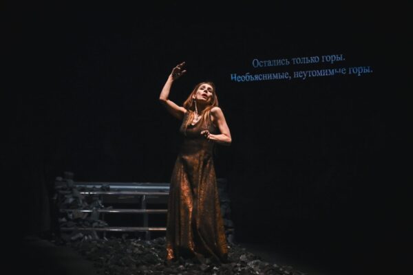 Посыпая голову пеплом: «В память о Прометее» Панайотиса Велианитиса и Софии Хилл