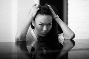 Подробнее о статье Гульназ Балпеисова: «…мне важно зайти, как степной ветер…»