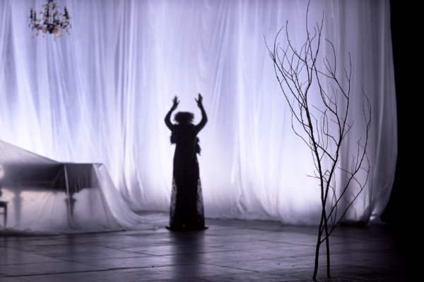 «Вишнёвый сад» Ивана Поповски в Мастерской Петра Фоменко: островок тепла в пустоте белого шума