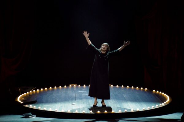 Трагикомедия любви и одиночества в спектакле «Похороните меня за плинтусом» в Воронежском театре кукол В.А. Вольховского