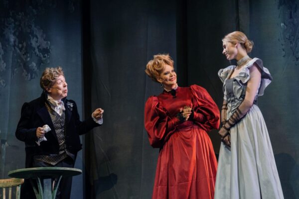 В общем, все умерли, а карета превратилась в тыкву. Александр Марин поставил в Театре Гоголя «Дядюшкин сон»