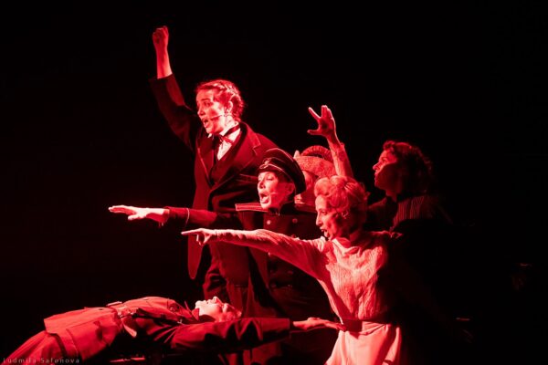 Женщины МХТ им.Чехова открывают «Занавес»