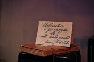 Подробнее о статье Невеселое счастье Шарлотты. Спектакль «Счастливая Шарлотта». Казанский ТЮЗ в рамках фестиваля «Новые люди»