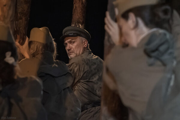 «А зори здесь тихие…» в рамках фестиваля «Биеннале театрального искусства. Уроки режиссуры» 2023