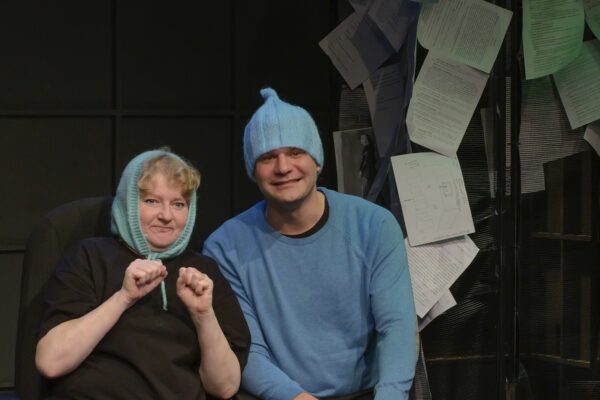 Весь мир – театр, но театр – не весь мир. Постановка «Дыши!» Елены Олениной вывела на сцену театра «Человек» одну семью