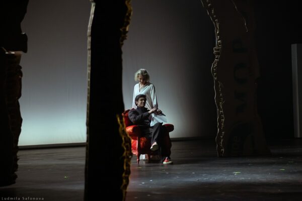 Сладкие сны и шелест прибоя: привычное волшебство Ивана Поповски в «Обыкновенном чуде» Театра Вахтангова