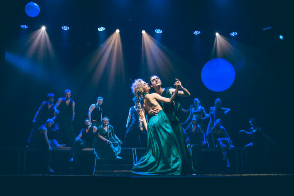 Летний сон, праздничное настроение. На сцене Театра РОСТА играют Шекспира в постановке Ирины Пахомовой