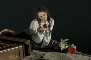 Подробнее о статье Владислав Наставшев представил спектакль по прозе Марины Цветаевой в Театре Вахтангова