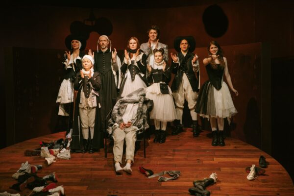 Мы пришли причинить добро, или японский абсурд в Театре Наций