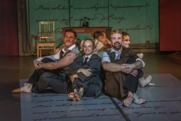 «В постановку не вошло то, что не является Маяковским». Интервью с режиссёром и командой спектакля «Маяковский (Дело №50)» в Театре Армии