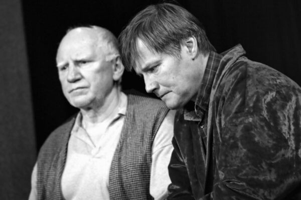 Двое мужчин говорят о женщине, а значит – о любви. Спектакль Камы Гинкаса «Вариации тайны»