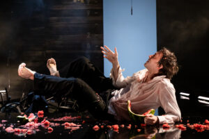 Подробнее о статье Сеанс групповой психотерапии и арбузный шейк в новом спектакле МХТ им.Чехова