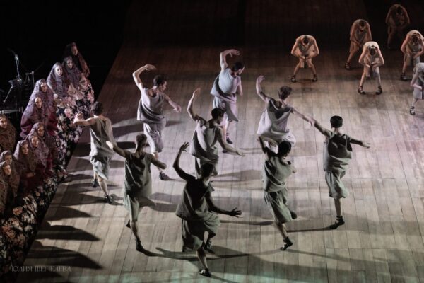 Тихон и Катерина танцуют под музыку Стравинского. Спектакль «Свадебка», Новая Опера