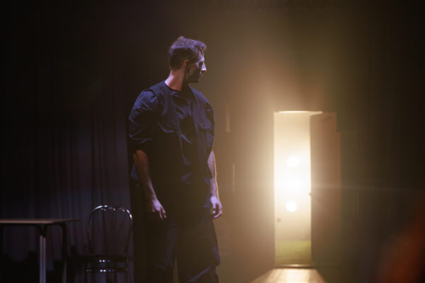 Театр на Таганке открыл сезон премьерой спектакля «Желтая стрела»