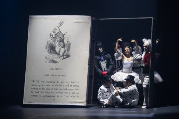 Красноярский ТЮЗ открыл гастроли в Москве спектаклем «Алиsа». Фоторепортаж
