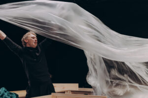 Подробнее о статье Премьера спектакля «Флешбэк 2002» в МХТ им.Чехова. Фоторепортаж