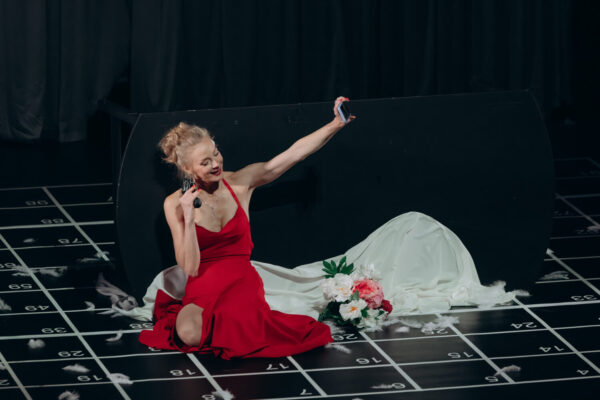 Светлана Ходченкова в спектакле «Зал ожидания», театр «Ателье»