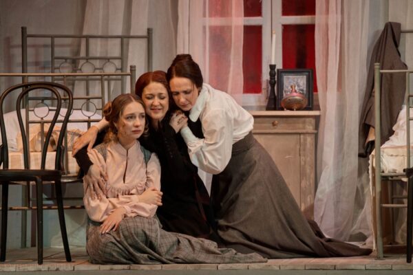 «Три сестры» Севастопольского академического русского драматического театра им. А.В. Луначарского в рамках фестиваля «Биеннале театрального искусства. Уроки режиссуры»