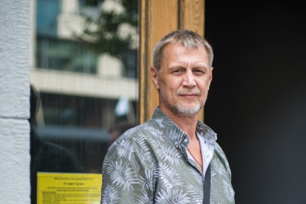 «Задача актера – оправдать все, что угодно». Интервью с актером «Электротеатра Станиславский» Евгением Сергеевым