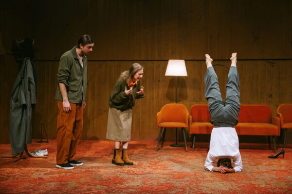 Все мы (бес)сильные люди. «Сато» Филиппа Гуревича в Театре Наций