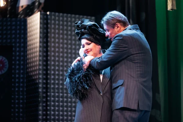 Пайетки, перья и попугаи. «Все о Еве» в Театре на Трубной