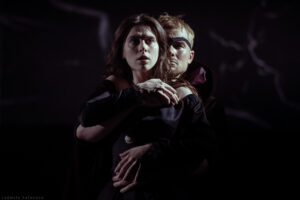 Подробнее о статье Премьера спектакля «Разбойники» в Театре Маяковского. Фоторепортаж