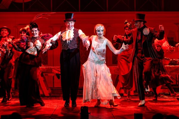 «Щастье!» по-маяковски в Театре Моссовета