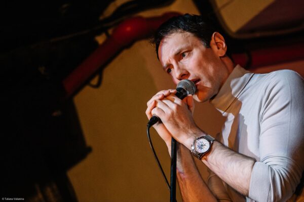 Андрей Финягин: «чужими текстами» и своим голосом в клубе «Высоцкий»