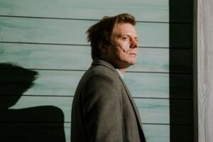 Подробнее о статье Безумный замес. Спектакль Константина Богомолова «Смерть Тузенбаха, или Подлинная история Ольги, Ирины и Маши», Театр на Бронной