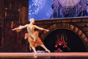 Подробнее о статье «Золушка» Государственного академического театра классического балета под руководством Н. Касаткиной и В. Василёва. Фоторепортаж