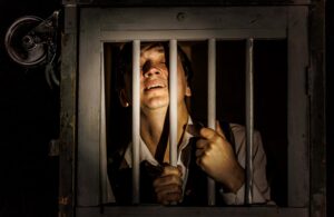 Подробнее о статье По Петербургу под дырявым зонтом. Премьера спектакля «Записки сумасшедшего» в театре «Мастерская»