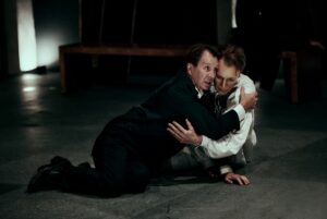 Подробнее о статье Постичь природу и принять неизбежность. «Обыкновенная смерть» Валерия Фокина в Театре Наций