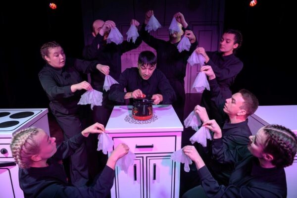 История о чайнике, который умел любить: «Иммануил Ч.» Городского драматического театра «Поиск» в рамках Большого Детского фестиваля