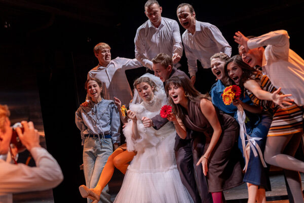 Театр Олега Табакова представил премьеру спектакля «С любимыми не расставайтесь»  