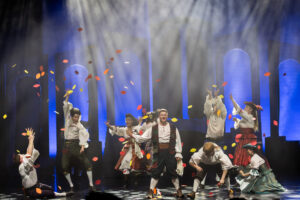 Подробнее о статье Фестиваль «Атлас театральной России». Спектакль «Труффальдино из Бергамо». Фоторепортаж