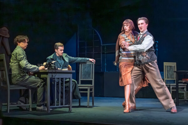 Щуримся и греемся. В Театре Терезы Дуровой сравнивают гений с солнцем и разбираются, «Кто Есенин»