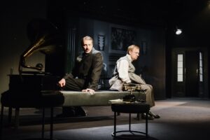 Подробнее о статье «Камера обскура» в Московском Новом драматическом театре: игра света, тьмы и человеческих отражений