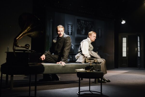 «Камера обскура» в Московском Новом драматическом театре: игра света, тьмы и человеческих отражений