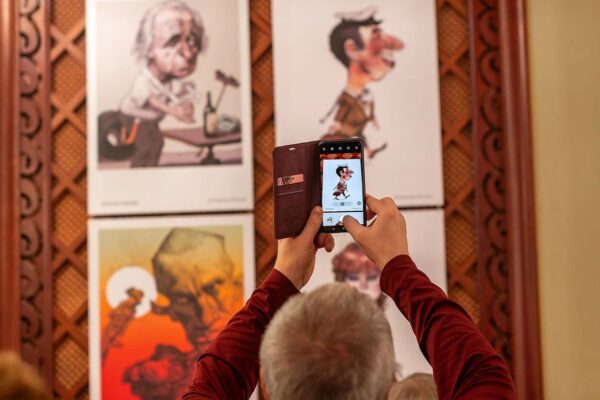 В театре «Et Cetera» открылась выставка художника Владимира Мочалова