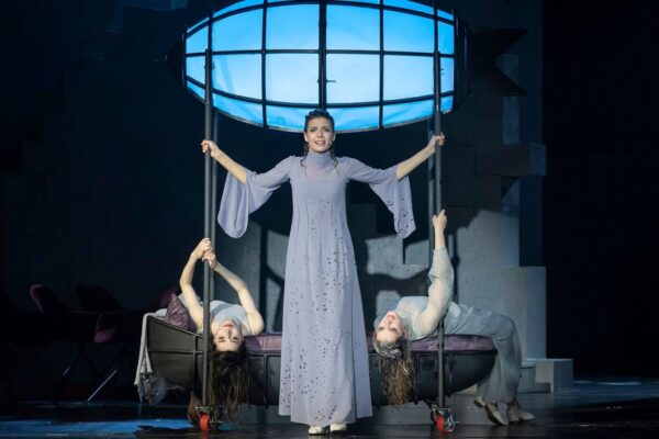 Бегом в театр, спасать Тузенбаха! «Три сестры» Александра Огарева в Театре на Литейном