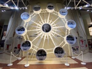 Подробнее о статье Театр «Буфф» представил выставку «Жизнь прекрасна» памяти Исаака Штокбанта