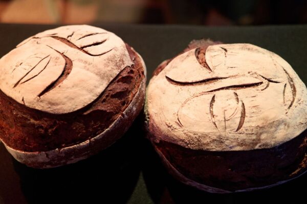 Хлеб. Перформанс-читка «Девочка, наступившая на хлеб». Арт-проект BREADPORTRAIT и Мастерская Брусникина